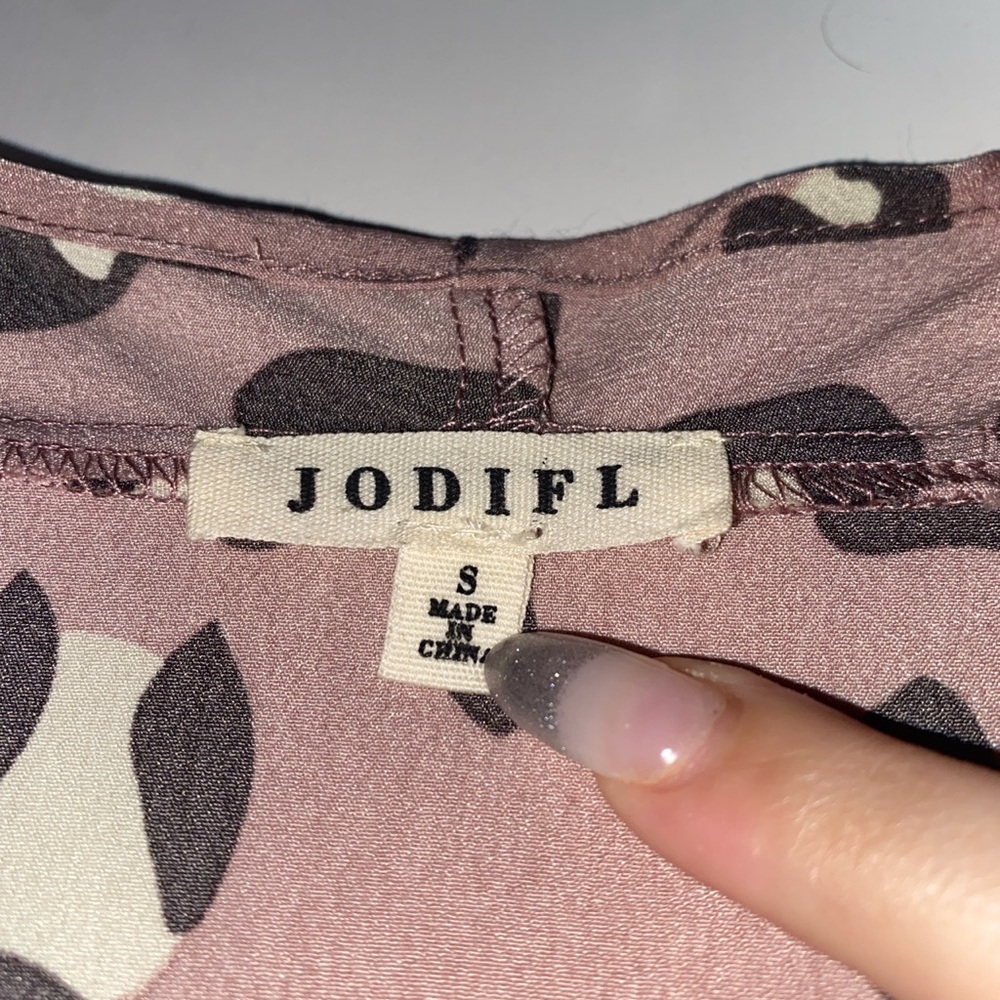 Jodifl Womens Pink Leopard Print V-Neck Blouse - Picture 3 of 3
